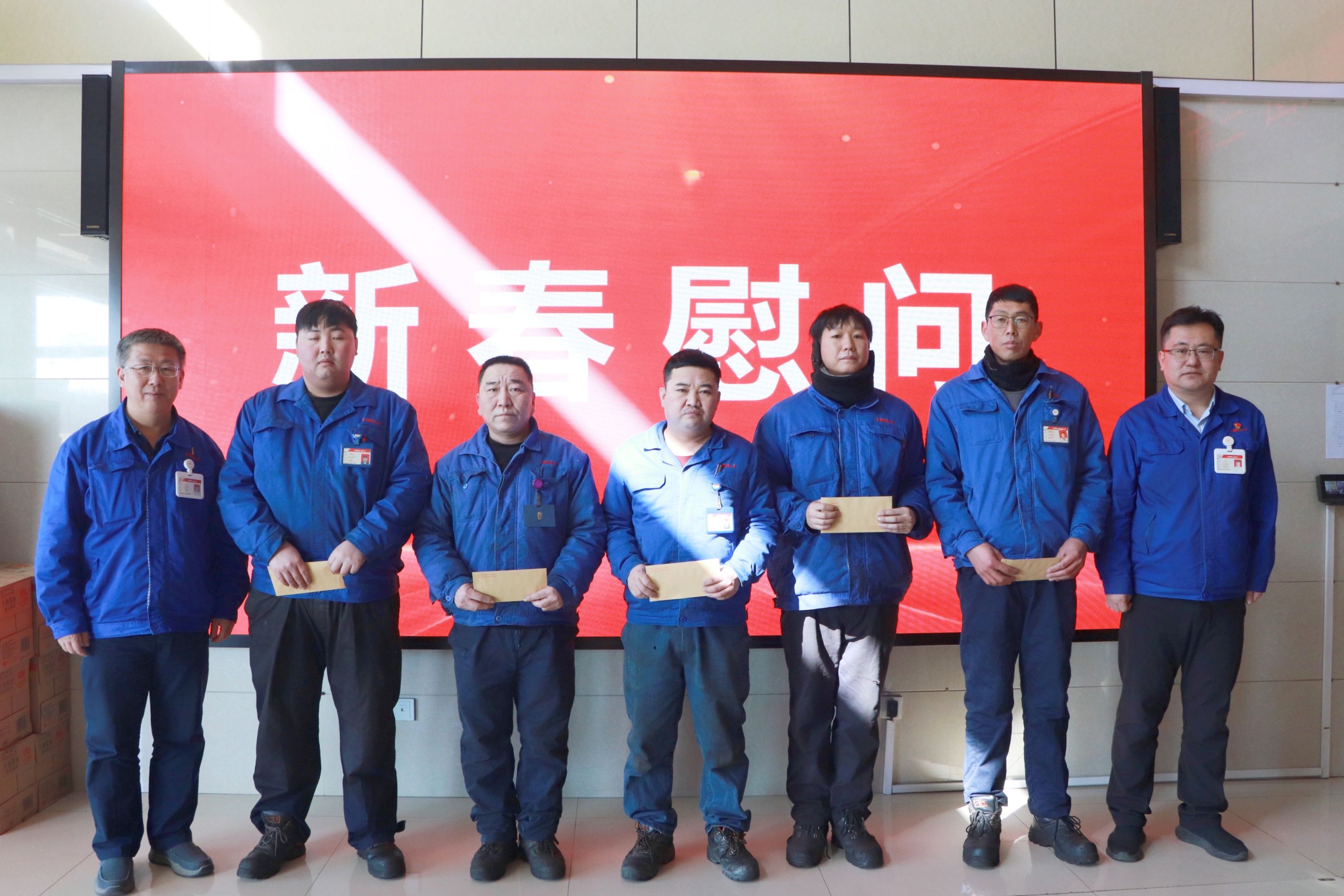 慰問(wèn)困難職工.jpg