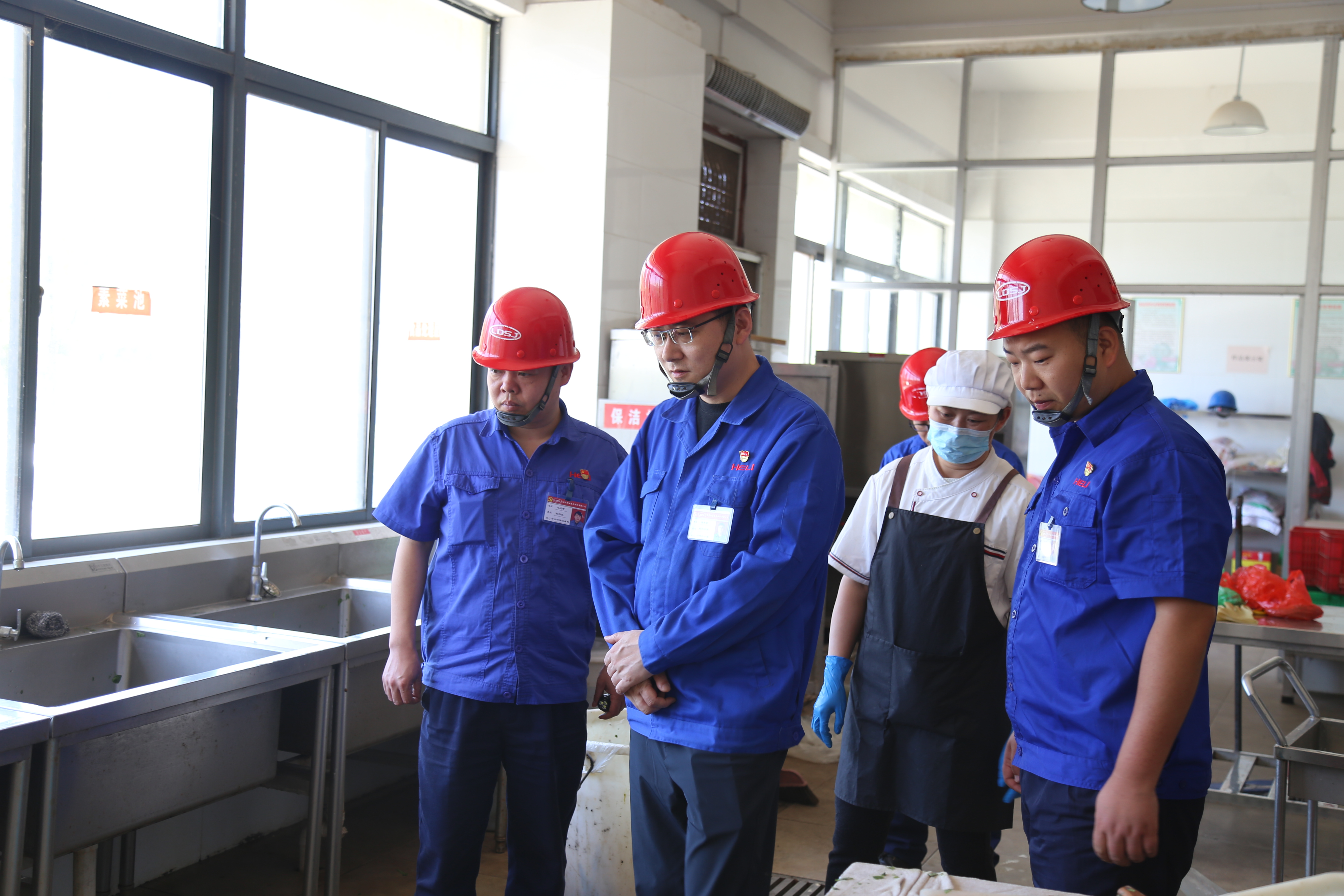 公司副總經(jīng)理檀友苗帶隊(duì)檢查安全.JPG
